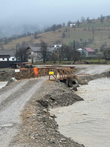 Podul din lemn de la Doroteia, avariat de ploi, la opt luni după ce viitura a măturat podul din beton