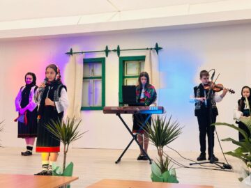 Primarul Vasile Iliuț a premiat cuplurile de aur din Vicovu de Sus care au împlinit 50 de ani de căsnicie