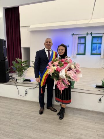 Primarul Vasile Iliuț a premiat cuplurile de aur din Vicovu de Sus care au împlinit 50 de ani de căsnicie