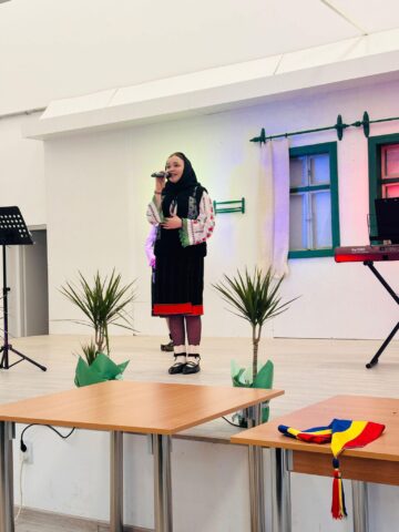 Primarul Vasile Iliuț a premiat cuplurile de aur din Vicovu de Sus care au împlinit 50 de ani de căsnicie