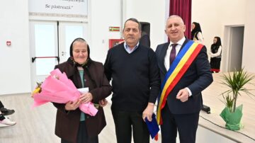 Primarul Vasile Iliuț a premiat cuplurile de aur din Vicovu de Sus care au împlinit 50 de ani de căsnicie