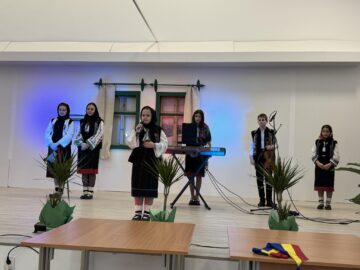 Primarul Vasile Iliuț a premiat cuplurile de aur din Vicovu de Sus care au împlinit 50 de ani de căsnicie