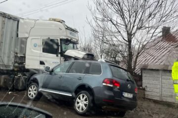 Accident la Cumpărătura, cu un autoturism care a acroșat un pieton și s-a izbit într-un camion