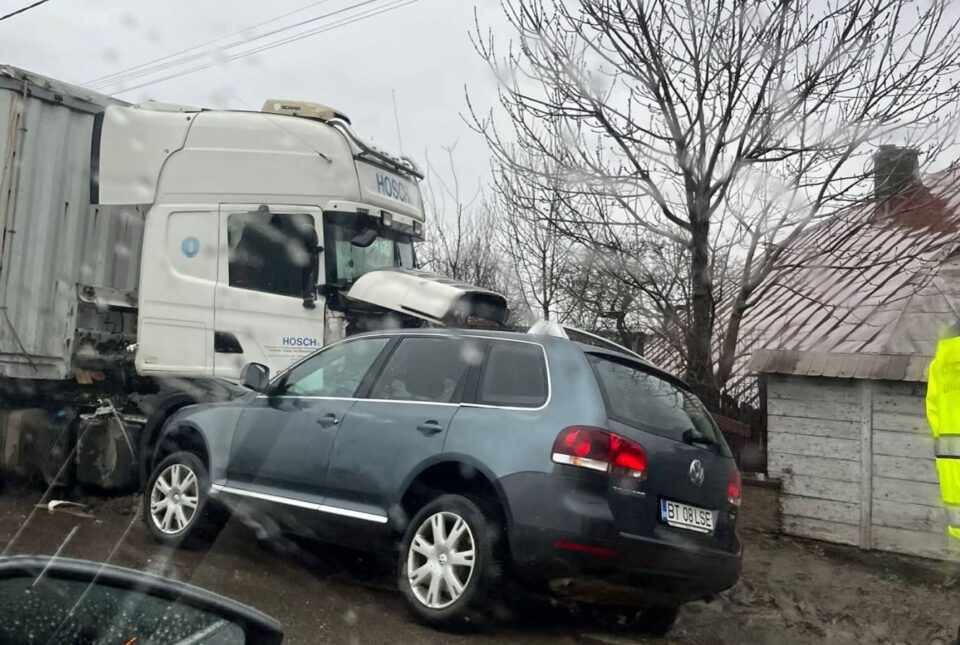 Accident la Cumpărătura, cu un autoturism care a acroșat un pieton și s-a izbit într-un camion Accident la Cumpărătura, cu un autoturism care a acroșat un pieton și s-a izbit într-un camion