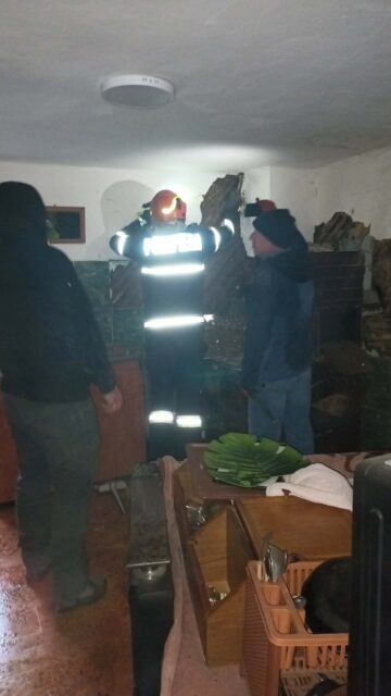 Casa unei familii de tineri din comuna Frumosu a fost mistuită de flăcări