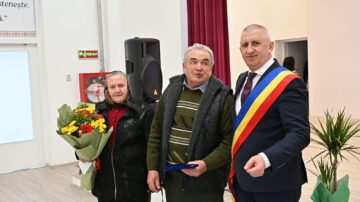 Primarul Vasile Iliuț a premiat cuplurile de aur din Vicovu de Sus care au împlinit 50 de ani de căsnicie
