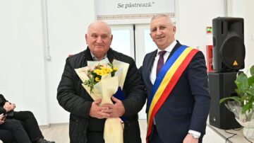 Primarul Vasile Iliuț a premiat cuplurile de aur din Vicovu de Sus care au împlinit 50 de ani de căsnicie