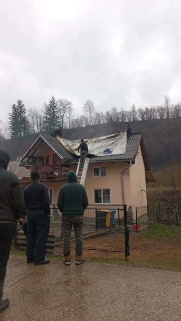 Casa unei familii de tineri din comuna Frumosu a fost mistuită de flăcări