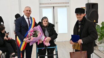 Primarul Vasile Iliuț a premiat cuplurile de aur din Vicovu de Sus care au împlinit 50 de ani de căsnicie