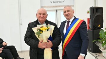 Primarul Vasile Iliuț a premiat cuplurile de aur din Vicovu de Sus care au împlinit 50 de ani de căsnicie