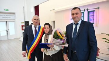Primarul Vasile Iliuț a premiat cuplurile de aur din Vicovu de Sus care au împlinit 50 de ani de căsnicie