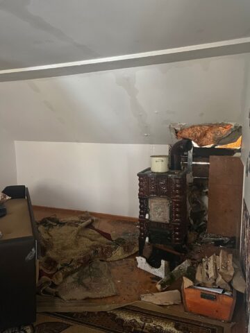 Casa unei familii de tineri din comuna Frumosu a fost mistuită de flăcări