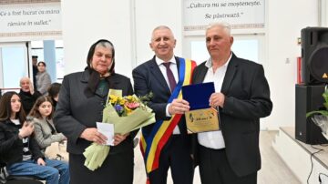 Primarul Vasile Iliuț a premiat cuplurile de aur din Vicovu de Sus care au împlinit 50 de ani de căsnicie