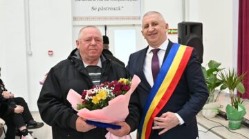 Primarul Vasile Iliuț a premiat cuplurile de aur din Vicovu de Sus care au împlinit 50 de ani de căsnicie