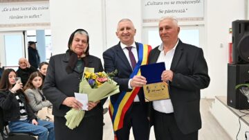 Primarul Vasile Iliuț a premiat cuplurile de aur din Vicovu de Sus care au împlinit 50 de ani de căsnicie