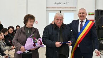 Primarul Vasile Iliuț a premiat cuplurile de aur din Vicovu de Sus care au împlinit 50 de ani de căsnicie