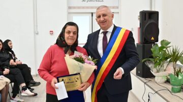 Primarul Vasile Iliuț a premiat cuplurile de aur din Vicovu de Sus care au împlinit 50 de ani de căsnicie