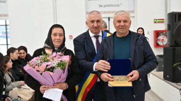 Primarul Vasile Iliuț a premiat cuplurile de aur din Vicovu de Sus care au împlinit 50 de ani de căsnicie