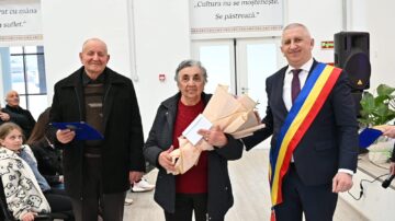 Primarul Vasile Iliuț a premiat cuplurile de aur din Vicovu de Sus care au împlinit 50 de ani de căsnicie