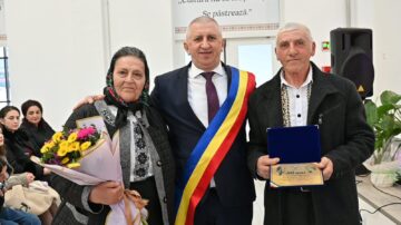 Primarul Vasile Iliuț a premiat cuplurile de aur din Vicovu de Sus care au împlinit 50 de ani de căsnicie