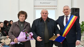 Primarul Vasile Iliuț a premiat cuplurile de aur din Vicovu de Sus care au împlinit 50 de ani de căsnicie