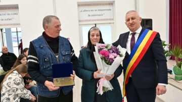 Primarul Vasile Iliuț a premiat cuplurile de aur din Vicovu de Sus care au împlinit 50 de ani de căsnicie