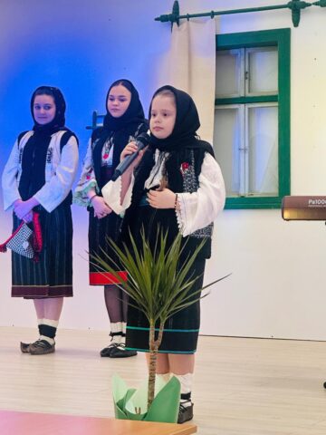 Primarul Vasile Iliuț a premiat cuplurile de aur din Vicovu de Sus care au împlinit 50 de ani de căsnicie