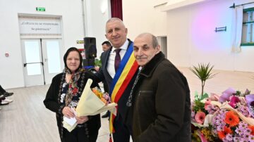 Primarul Vasile Iliuț a premiat cuplurile de aur din Vicovu de Sus care au împlinit 50 de ani de căsnicie