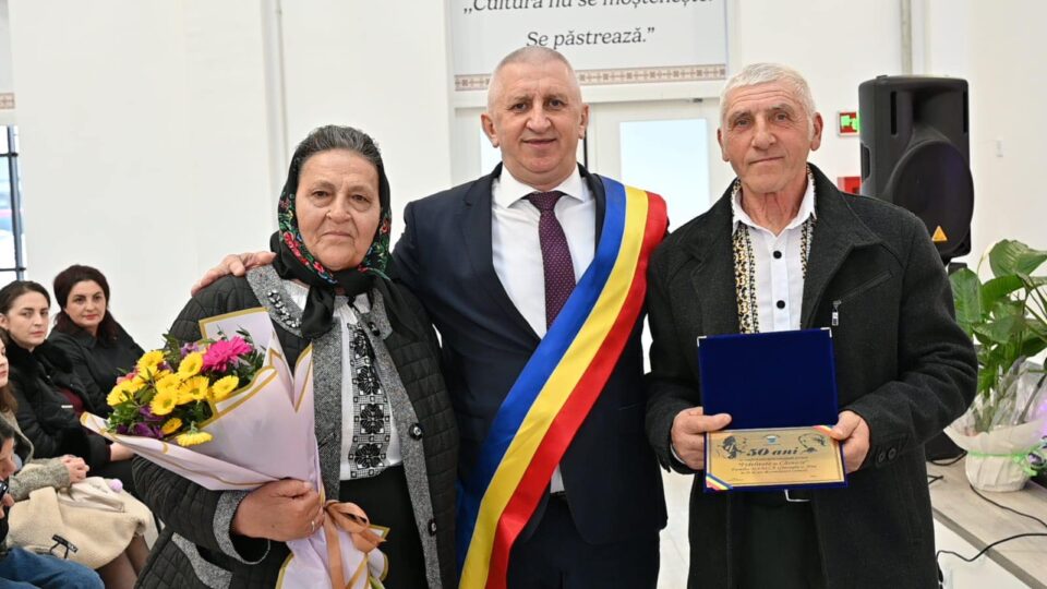 Primarul Vasile Iliuț a premiat cuplurile de aur din Vicovu de Sus care au împlinit 50 de ani de căsnicie