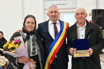 Primarul Vasile Iliuț a premiat cuplurile de aur din Vicovu de Sus care au împlinit 50 de ani de căsnicie