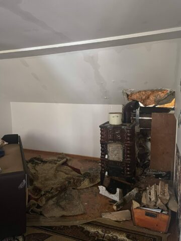 Casa unei familii de tineri din comuna Frumosu a fost mistuită de flăcări