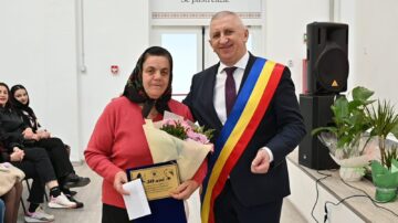 Primarul Vasile Iliuț a premiat cuplurile de aur din Vicovu de Sus care au împlinit 50 de ani de căsnicie