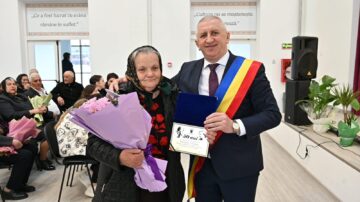 Primarul Vasile Iliuț a premiat cuplurile de aur din Vicovu de Sus care au împlinit 50 de ani de căsnicie