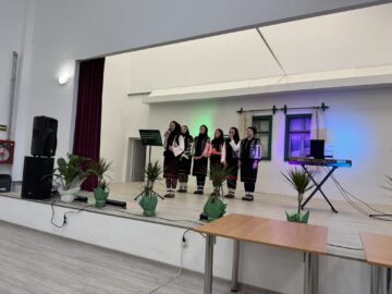 Primarul Vasile Iliuț a premiat cuplurile de aur din Vicovu de Sus care au împlinit 50 de ani de căsnicie