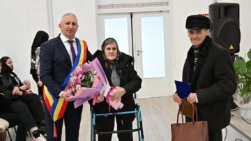 Primarul Vasile Iliuț a premiat cuplurile de aur din Vicovu de Sus care au împlinit 50 de ani de căsnicie