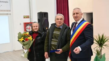 Primarul Vasile Iliuț a premiat cuplurile de aur din Vicovu de Sus care au împlinit 50 de ani de căsnicie