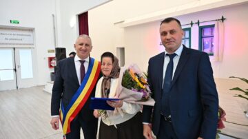 Primarul Vasile Iliuț a premiat cuplurile de aur din Vicovu de Sus care au împlinit 50 de ani de căsnicie