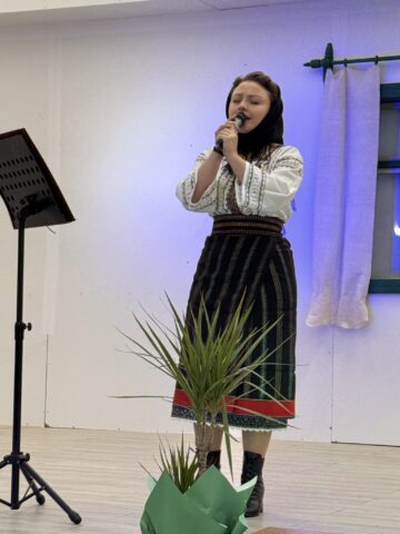 Primarul Vasile Iliuț a premiat cuplurile de aur din Vicovu de Sus care au împlinit 50 de ani de căsnicie