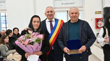 Primarul Vasile Iliuț a premiat cuplurile de aur din Vicovu de Sus care au împlinit 50 de ani de căsnicie