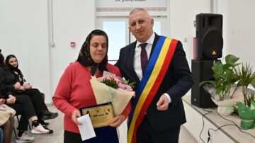 Primarul Vasile Iliuț a premiat cuplurile de aur din Vicovu de Sus care au împlinit 50 de ani de căsnicie