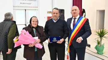 Primarul Vasile Iliuț a premiat cuplurile de aur din Vicovu de Sus care au împlinit 50 de ani de căsnicie