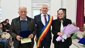 Primarul Vasile Iliuț a premiat cuplurile de aur din Vicovu de Sus care au împlinit 50 de ani de căsnicie