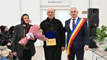 Primarul Vasile Iliuț a premiat cuplurile de aur din Vicovu de Sus care au împlinit 50 de ani de căsnicie