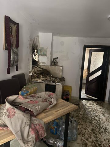 Casa unei familii de tineri din comuna Frumosu a fost mistuită de flăcări