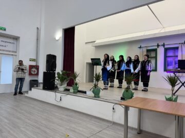 Primarul Vasile Iliuț a premiat cuplurile de aur din Vicovu de Sus care au împlinit 50 de ani de căsnicie