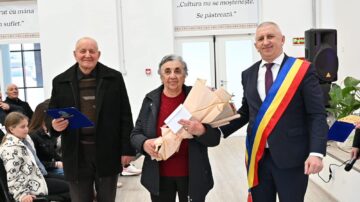 Primarul Vasile Iliuț a premiat cuplurile de aur din Vicovu de Sus care au împlinit 50 de ani de căsnicie