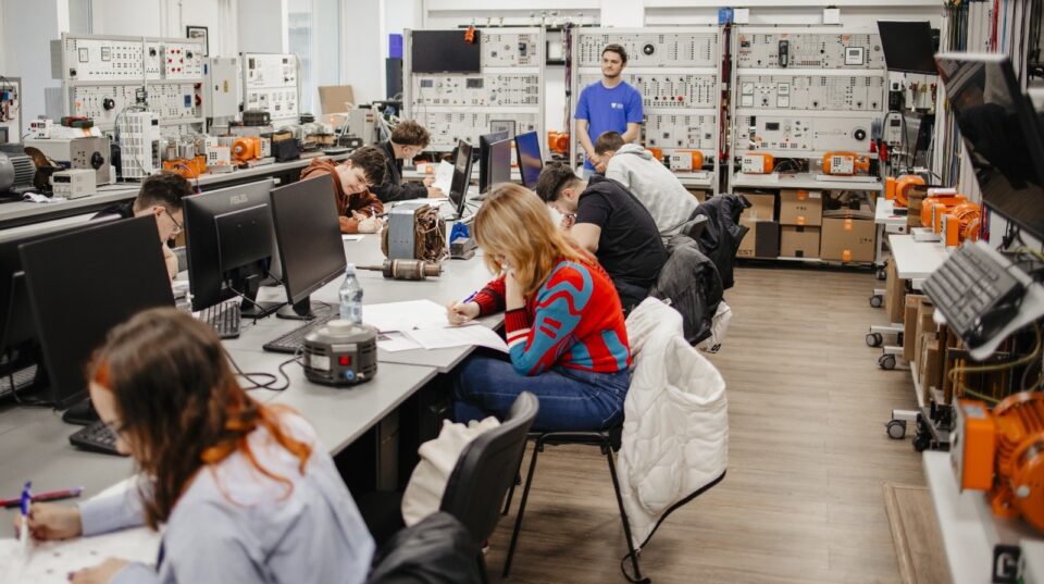 Elevi din șase județe au participat la ediția din acest an a Concursului „Student pentru o zi”, organizat de USV