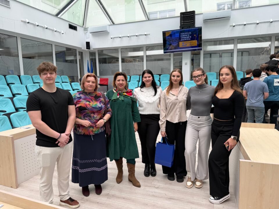 Reprezentanții Facultății de Economie și Comunicare în Afaceri din cadrul ASE București, în mijlocul elevilor din Suceava