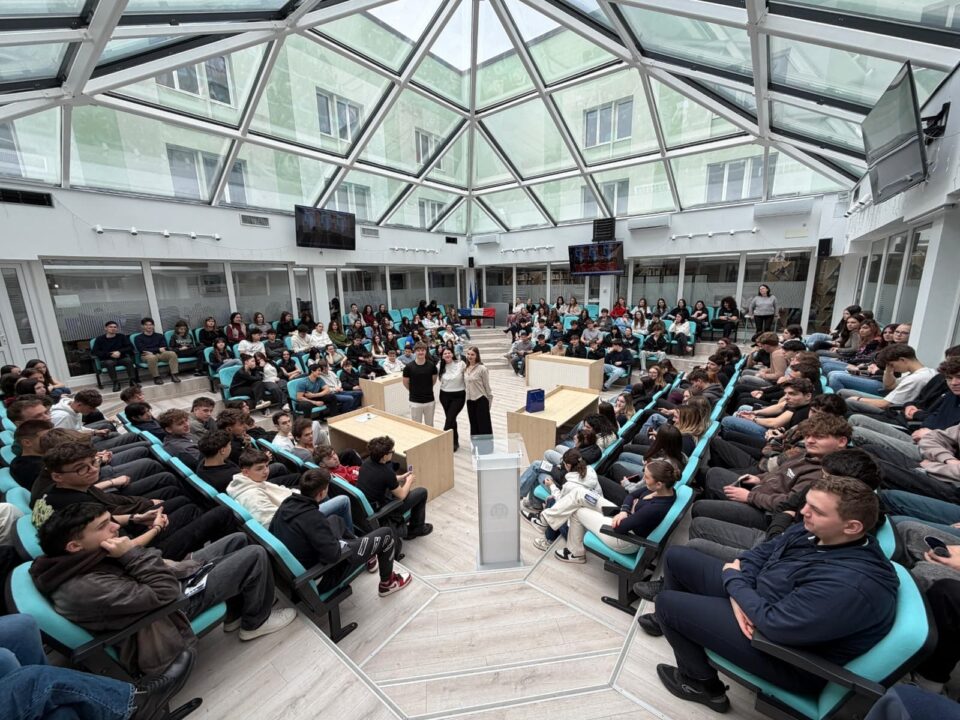 Reprezentanții Facultății de Economie și Comunicare în Afaceri din cadrul ASE București, în mijlocul elevilor din Suceava