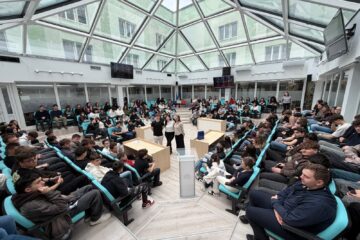 Reprezentanții Facultății de Economie și Comunicare în Afaceri din cadrul ASE București, în mijlocul elevilor din Suceava